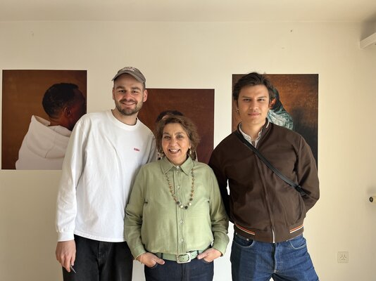 Von links: Rouven Niedermaier, Fotograf, Sükran Magro, Geschäftsstellenleiterin Solidaritätsnetz Ostschweiz, und Francisco Martinez Ruiz, Organisator.