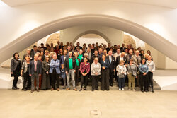 Gruppenfoto mit den Delegationen der beschenkten Institutionen und dem Stiftungsrat vom Jubiläum im November.