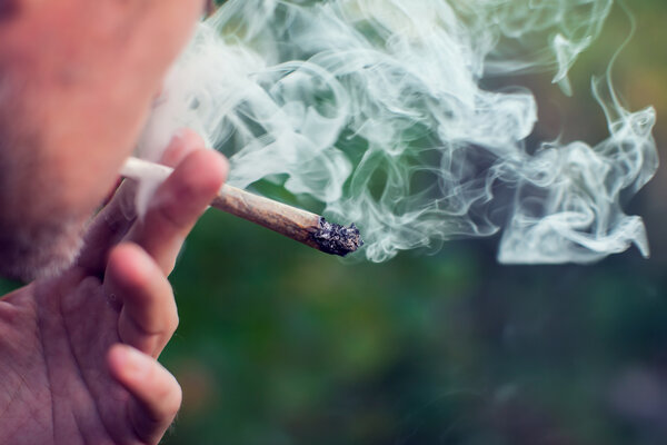 Wird das Pilotprojekt bewilligt, könnten ausgewählte St.Galler Apotheken bereits im Sommer 2026 legal Cannabis an Probandinnen und Probanden verkaufen.
